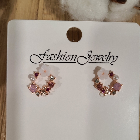 🎊🎊NEW🎊🎊GORGEOUS!! Dainty Wreath Earrings in ROSE GOLD Plating - Picture 13 of 16